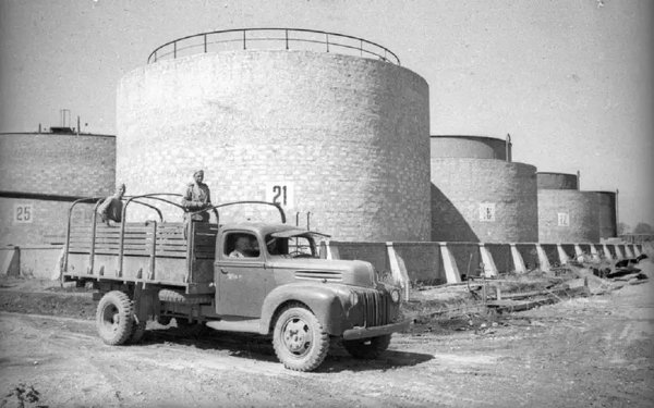 В Горки пристигат и и други машинокомплекти - като например Ford G8T, който понякога наричат и само Ford 6. Това е един от малкото цивилни автомобили, доставени на армията по споразумението Lend-Lease. Фордът е с товароносимост 2000 кг и е оборудван с V8 двигател, развиващ 90 к.с. Между другото, подобни камиони, само че немско производство, са служили и във Вермахта. В СССР да получени около 60 хиляди такива Ford.
Пикът на сглобяването на автомобили Lend-Lease в Горки е през 1944 г., когато са произведени 14 700 автомобила. Общо от 1941 до 1945, ГАЗ произвежда 46 750 вносни автомобила.
Заводът създава и специална инженерна група, която изучава и измерва американски автомобили. Много от технологиите в тях са нови и непознати за СССР. Като например хидравличните спирачки, защото всички съветски предвоенни коли имат прости механични. Опитът, натрупан от изучаването на американски автомобили, се оказва много полезен за ГАЗ в първите следвоенни години.

НА СНИМКАТА: Ford G8T
